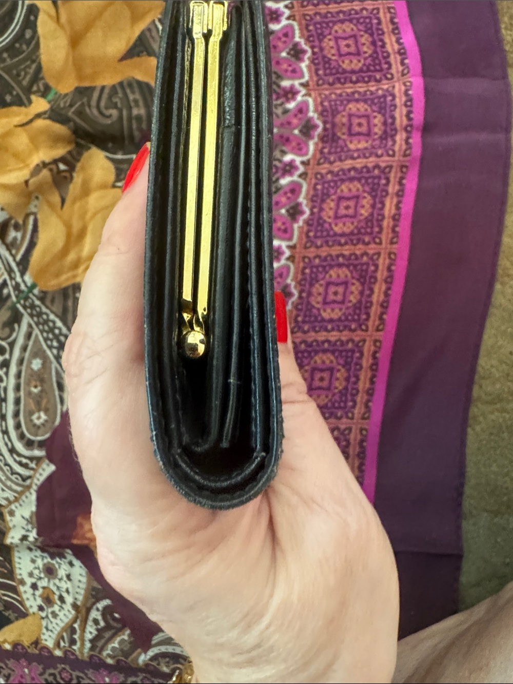 Vintage Gucci Black Leather Wallet with Gold horsebit Hardware - Picture 12 of 14